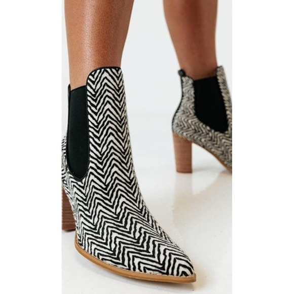 Oasis Society 8 High Heel Booties Hide Chevron Pull On Pointed Black/Ivory Ankle - Picture 2 of 16